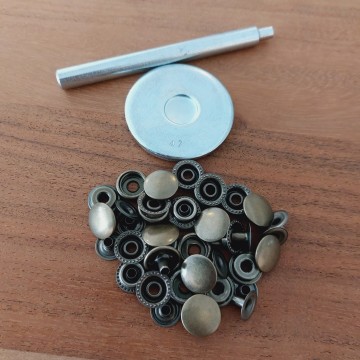 Metalen gereedschapset drukknopen