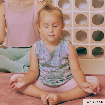 Viscose tricot stof sakura butterfly 2226 1 02 katia g